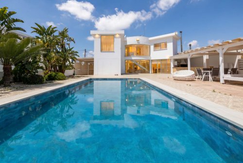 5 Bedroom Villa in Larnaca